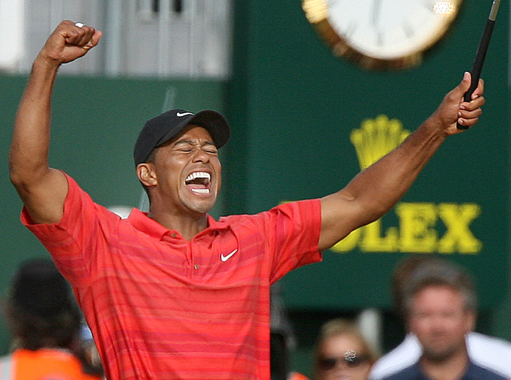 2006: Tiger Woods wins second straight British Open title